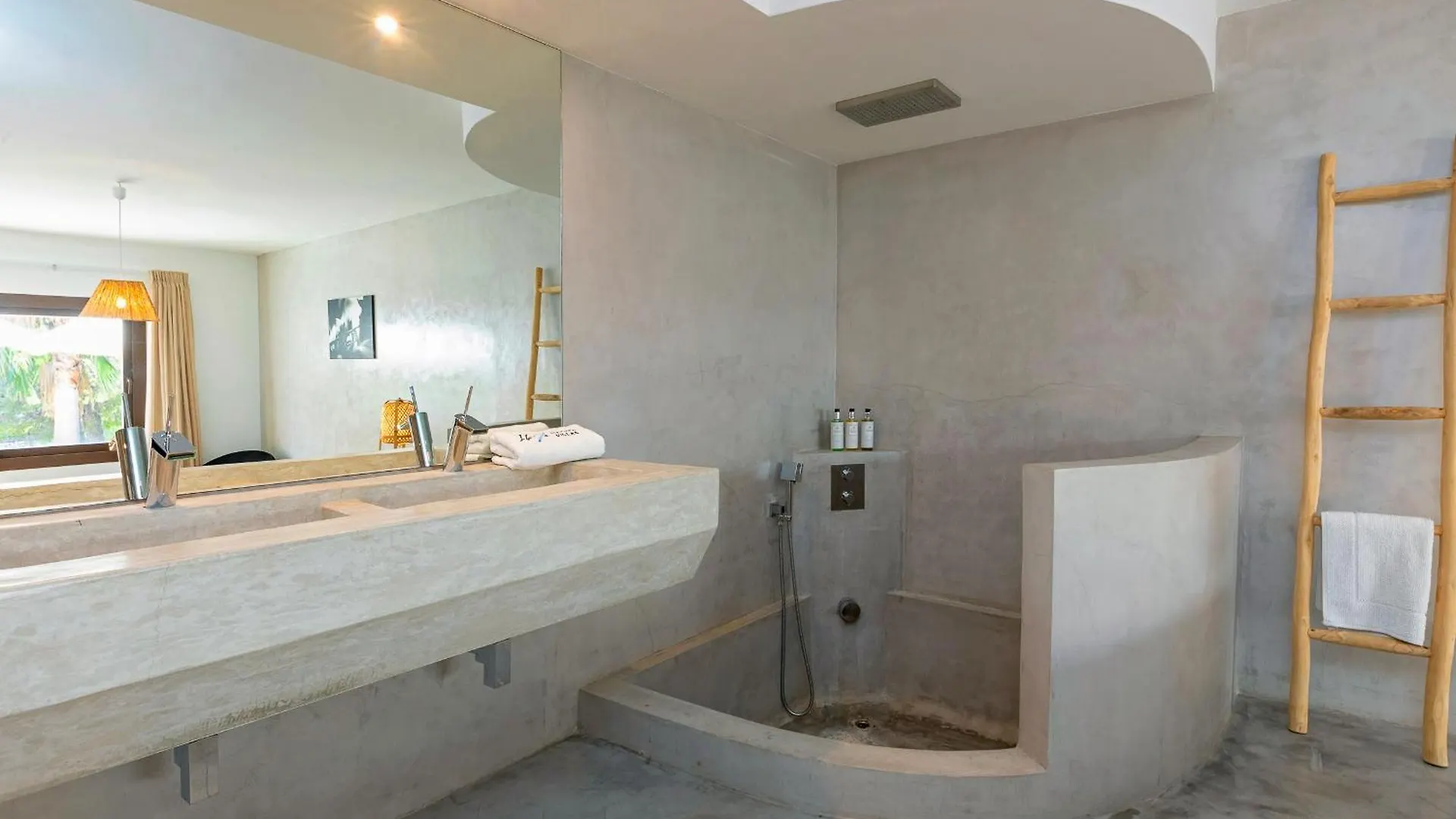 Villa In Cala Salada Sleeps 14 サンアントニオアバド 0*,  スペイン