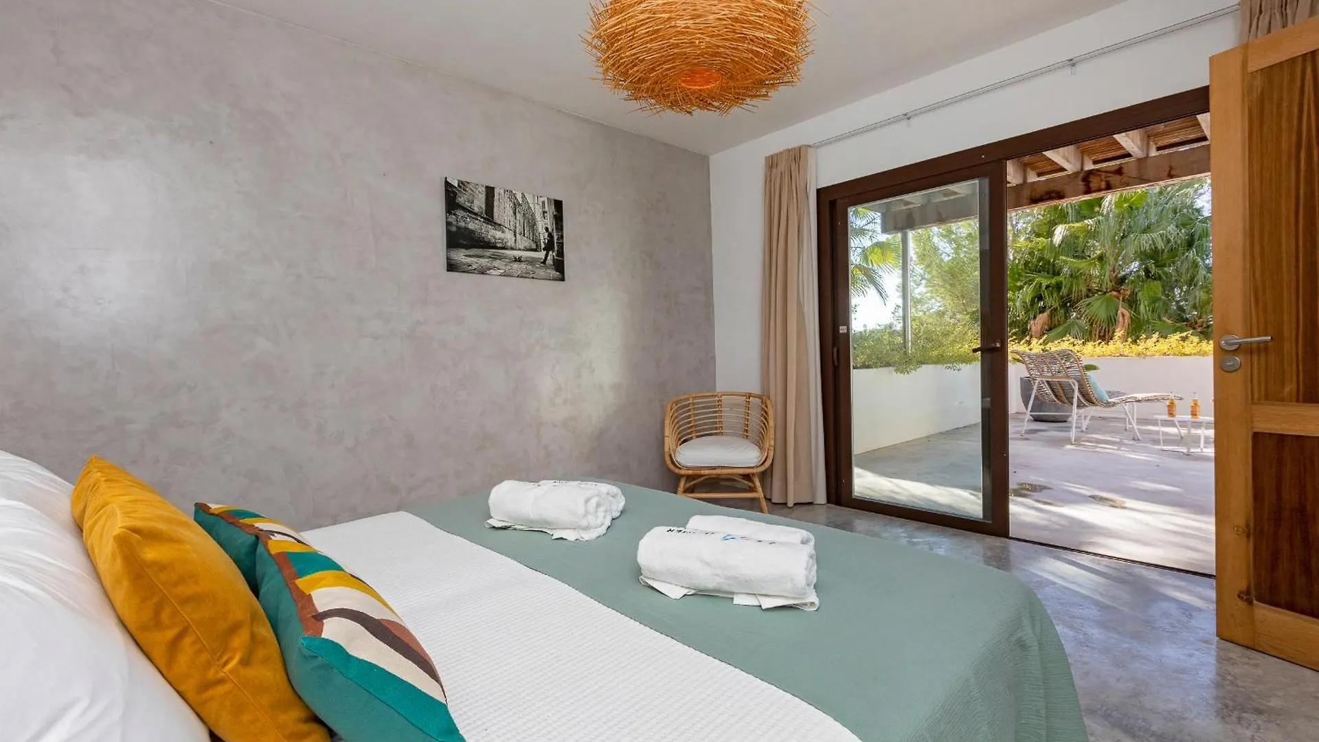 Villa In Cala Salada Sleeps 14 サンアントニオアバド