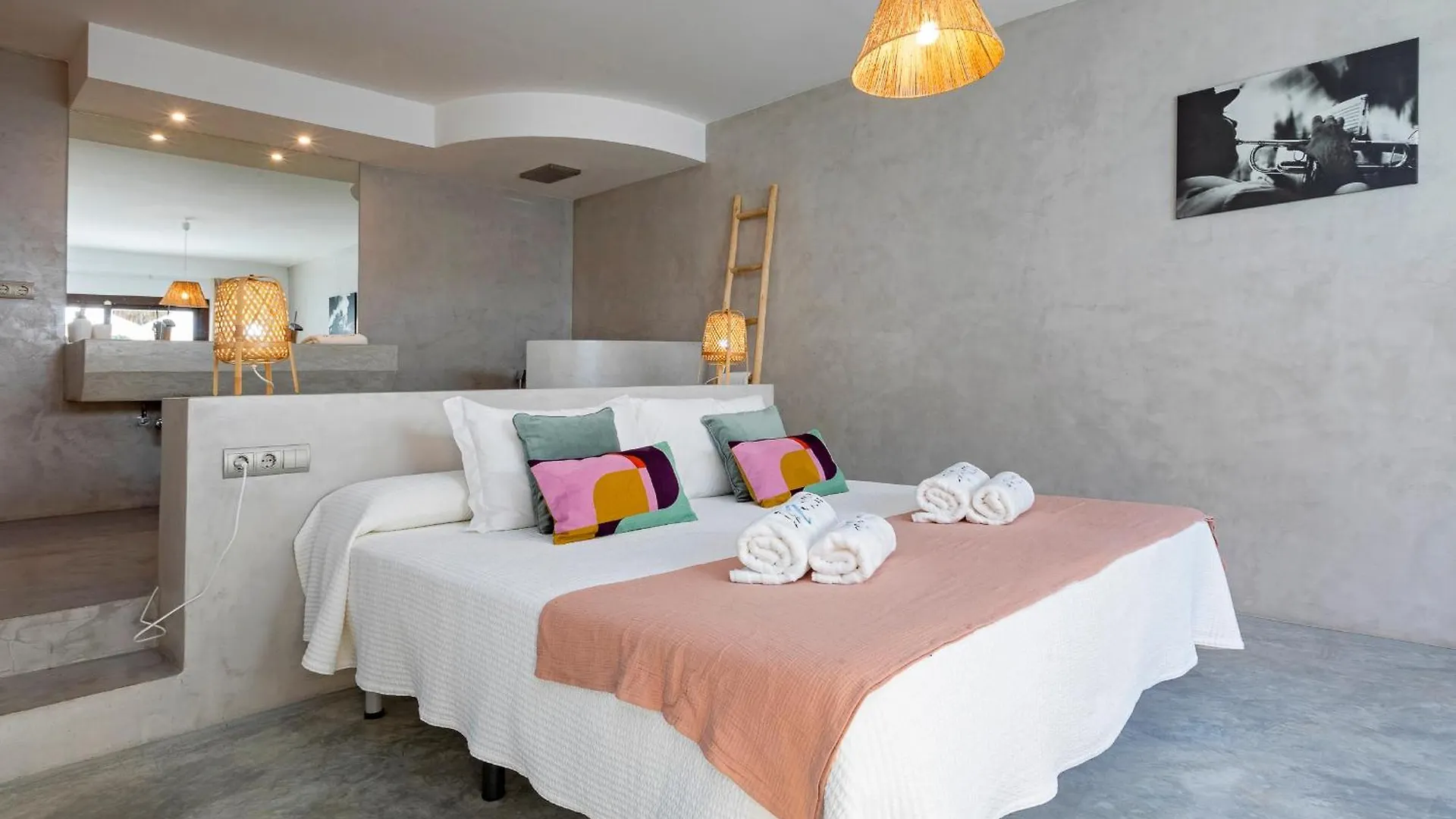 Villa In Cala Salada Sleeps 14 サンアントニオアバド